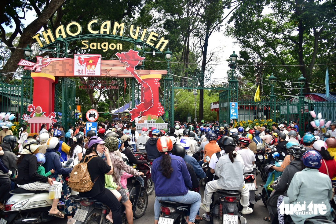 Hàng ngàn du khách ghé Thảo cầm viên tham quan, gửi lời yêu thương tới Tổ quốc - Ảnh 2.