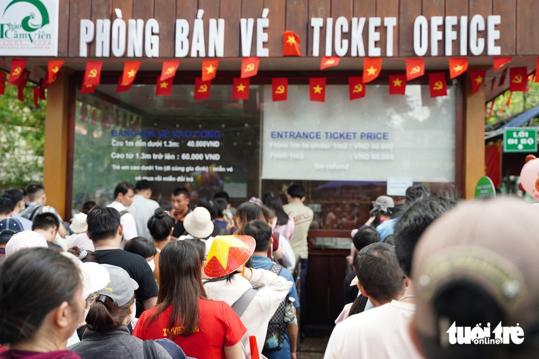 Hàng ngàn du khách ghé Thảo cầm viên tham quan, gửi lời yêu thương tới Tổ quốc - Ảnh 3.