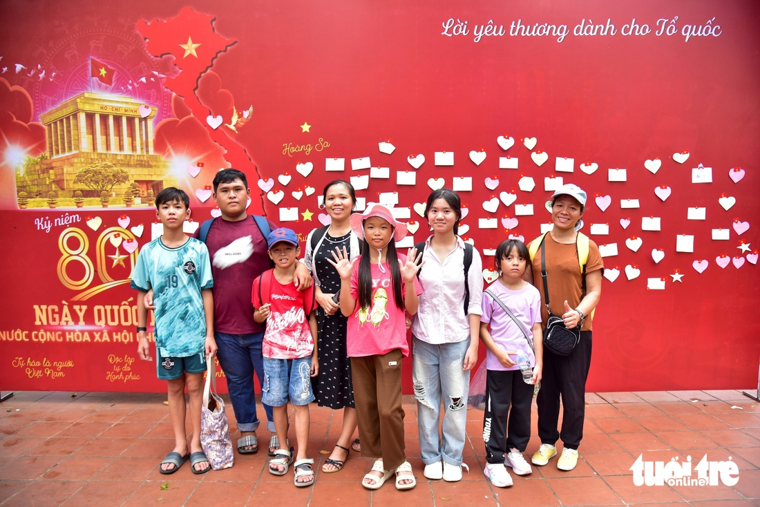 Hàng ngàn du khách ghé Thảo cầm viên tham quan, gửi lời yêu thương tới Tổ quốc - Ảnh 6.