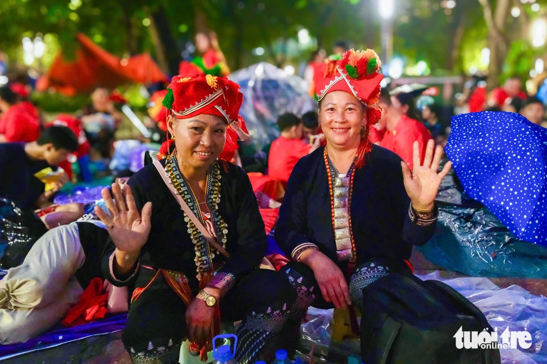 Nhiều tuyến đường trung tâm Hà Nội đã kín chỗ chờ xem diễu binh, diễu hành - Ảnh 2. Quốc khánh - Ảnh 2.