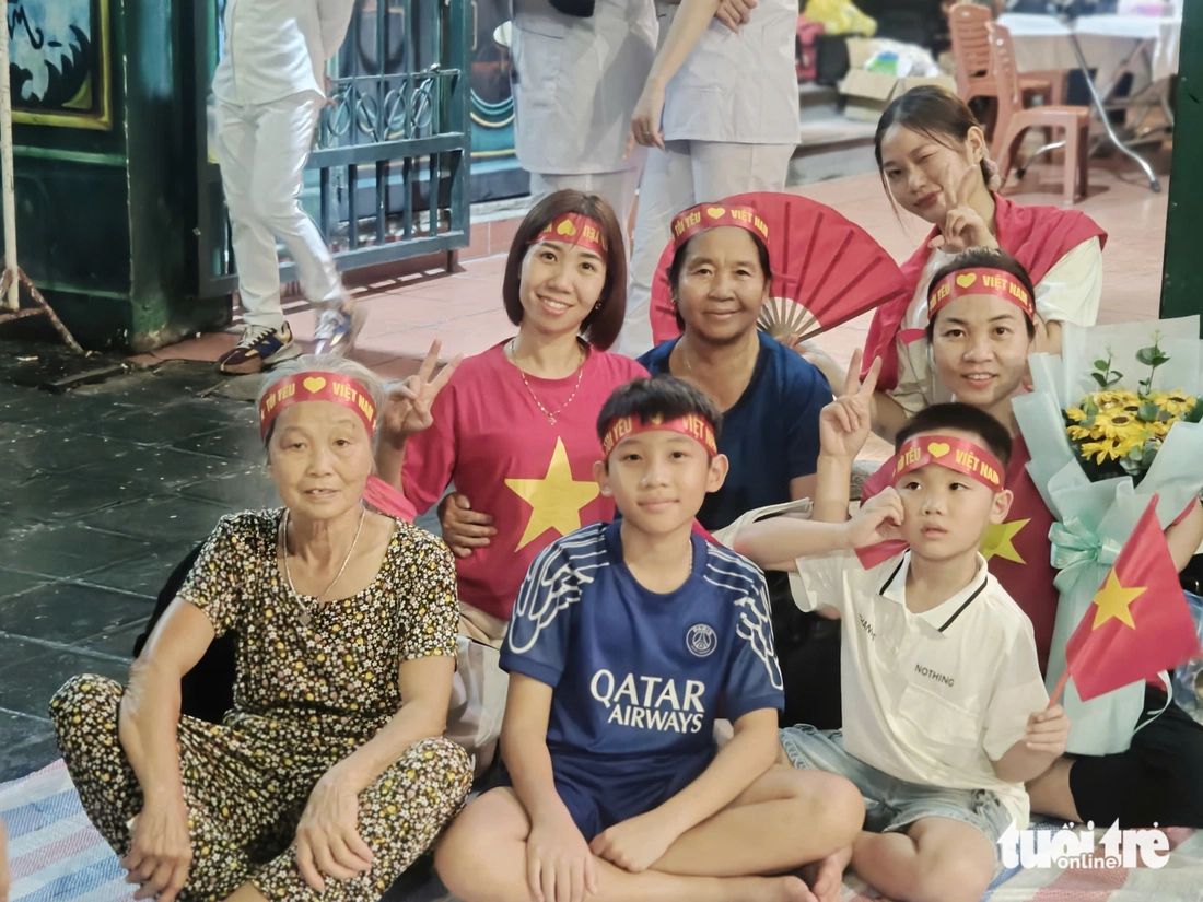 Nhiều tuyến đường trung tâm Hà Nội đã kín chỗ chờ xem diễu binh, diễu hành - Ảnh 2. Quốc khánh - Ảnh 3.