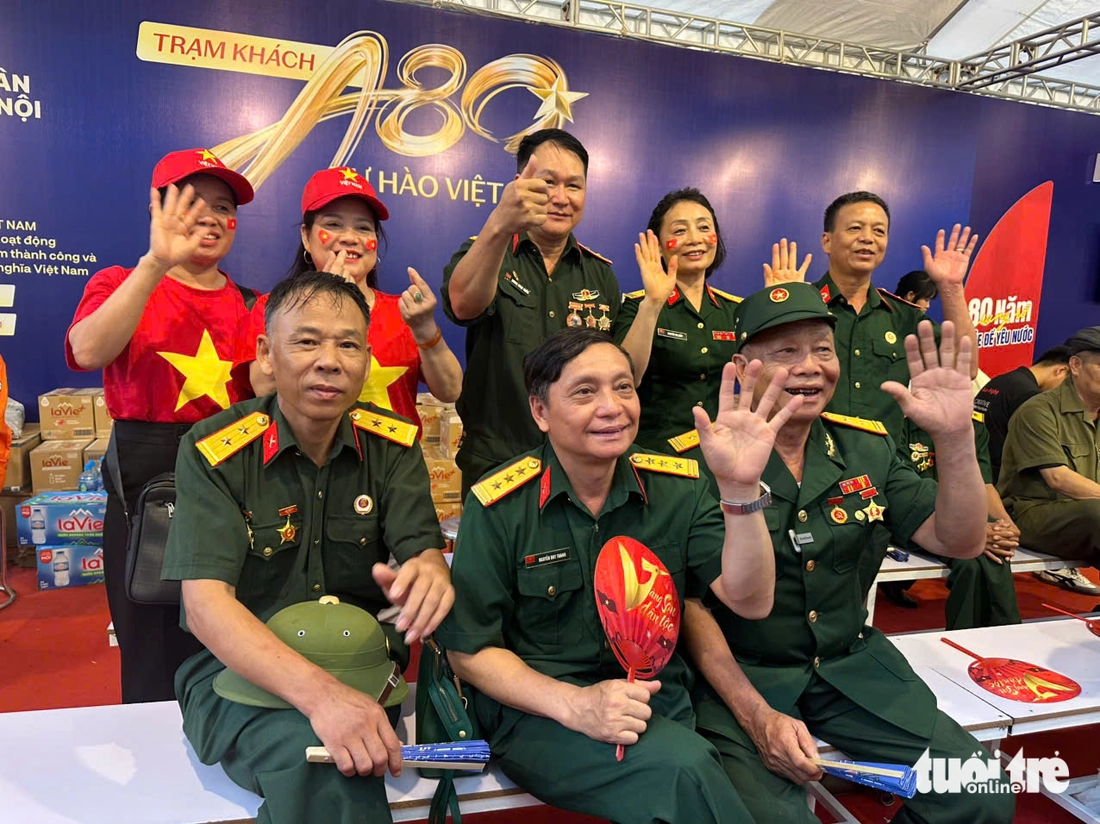 Nhiều tuyến đường trung tâm Hà Nội đã kín chỗ chờ xem diễu binh, diễu hành - Ảnh 2. Quốc khánh - Ảnh 7.