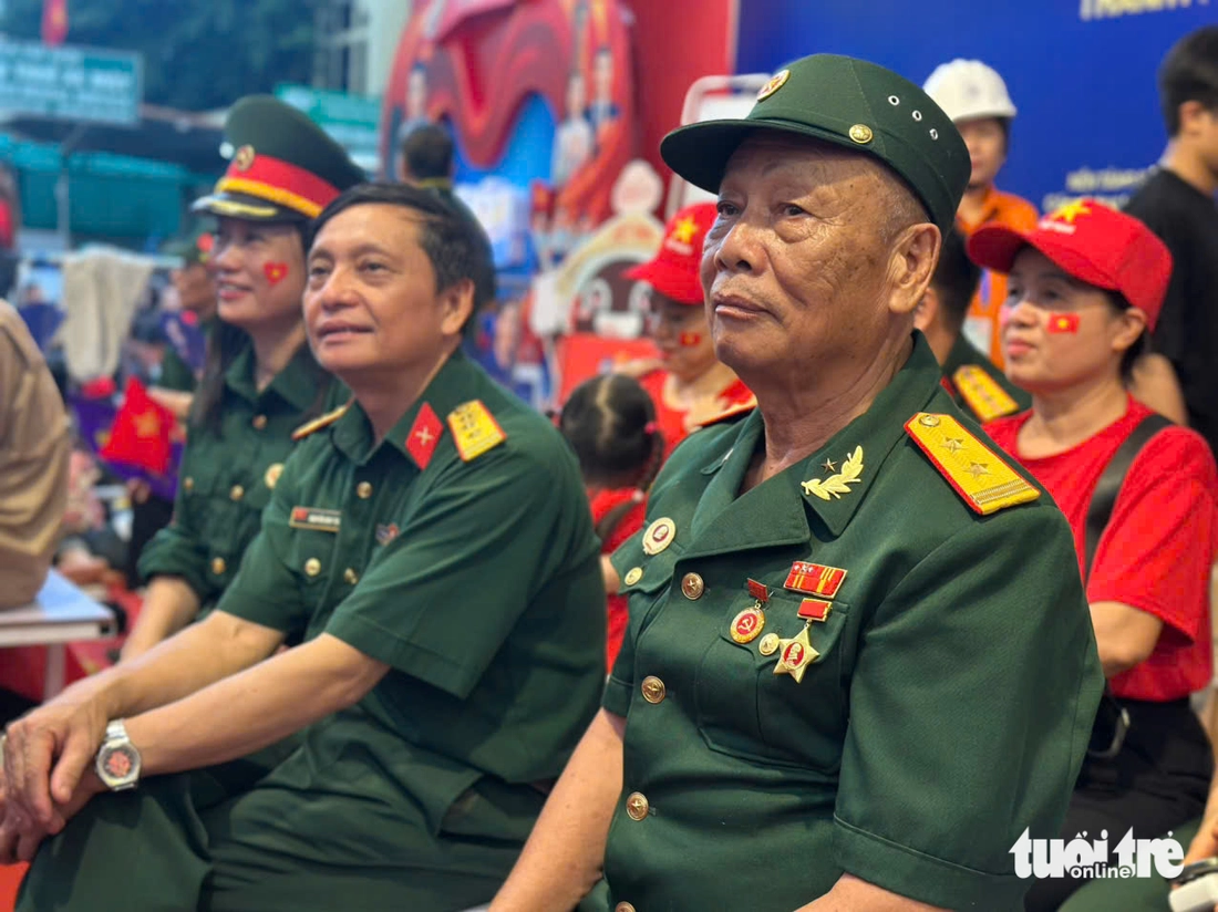 Nhiều tuyến đường trung tâm Hà Nội đã kín chỗ chờ xem diễu binh, diễu hành - Ảnh 3. Quốc khánh - Ảnh 8.
