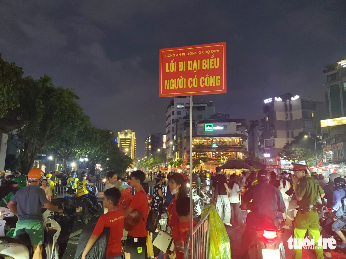 Nhiều tuyến đường trung tâm Hà Nội đã kín chỗ chờ xem diễu binh, diễu hành - Ảnh 6. Quốc khánh - Ảnh 16.