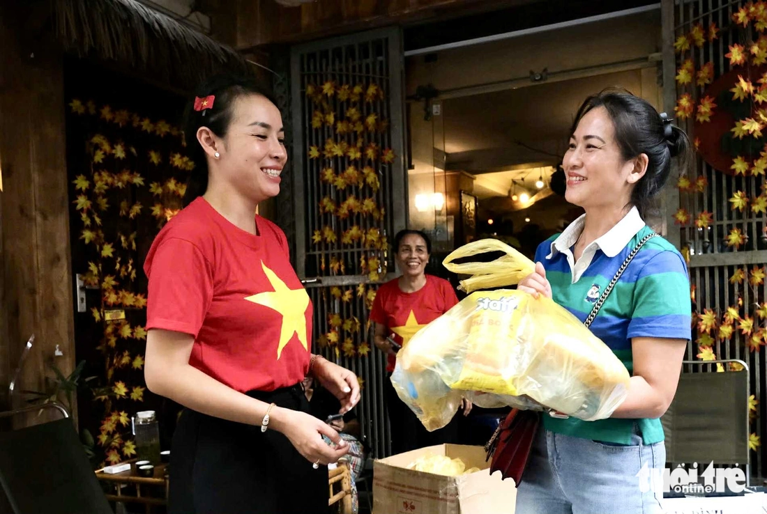 Ấm lòng khách thập phương: gia đình Hà Nội phát 1.000 chiếc bánh mì, mời nghỉ qua đêm chờ diễu binh - Ảnh 1. Quốc khánh - Ảnh 24.
