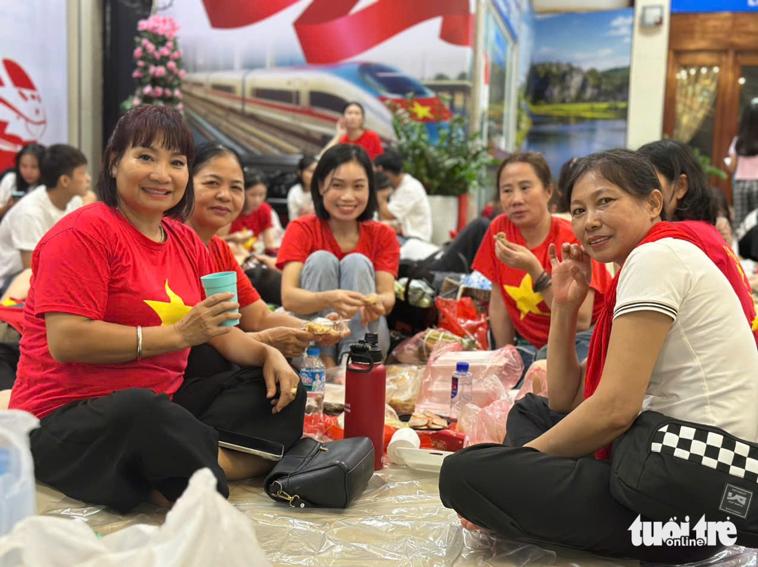 Nhiều tuyến đường trung tâm Hà Nội đã kín chỗ chờ xem diễu binh, diễu hành - Ảnh 2. Quốc khánh - Ảnh 21.