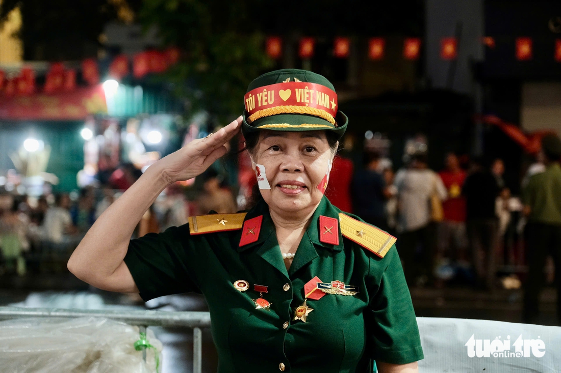 Nhiều tuyến đường trung tâm Hà Nội đã kín chỗ chờ xem diễu binh, diễu hành - Ảnh 17. Quốc khánh - Ảnh 41.