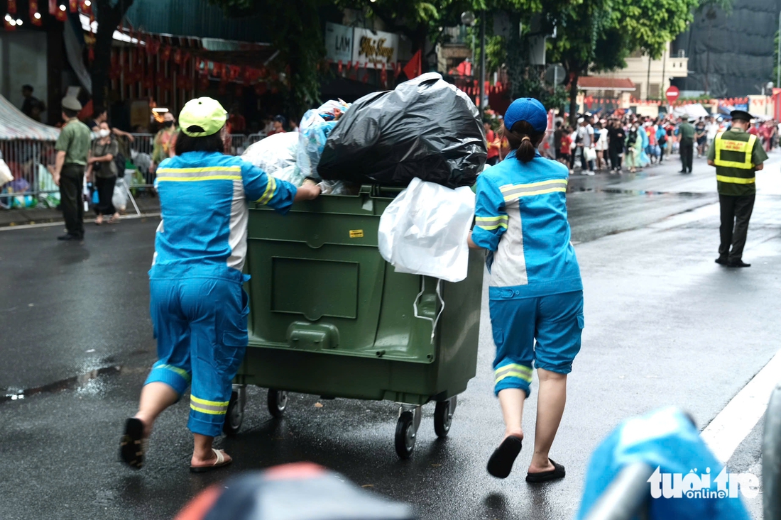 Nhiều tuyến đường trung tâm Hà Nội đã kín chỗ chờ xem diễu binh, diễu hành - Ảnh 2. Quốc khánh - Ảnh 18.
