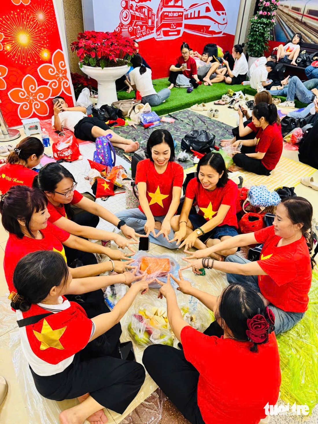 Nhiều tuyến đường trung tâm Hà Nội đã kín chỗ chờ xem diễu binh, diễu hành - Ảnh 2. Quốc khánh - Ảnh 20.