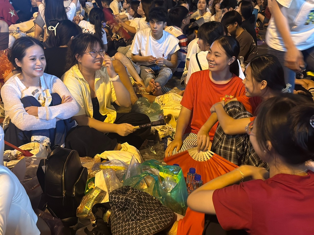 Nhiều tuyến đường trung tâm Hà Nội đã kín chỗ chờ xem diễu binh, diễu hành - Ảnh 2. Quốc khánh - Ảnh 2.
