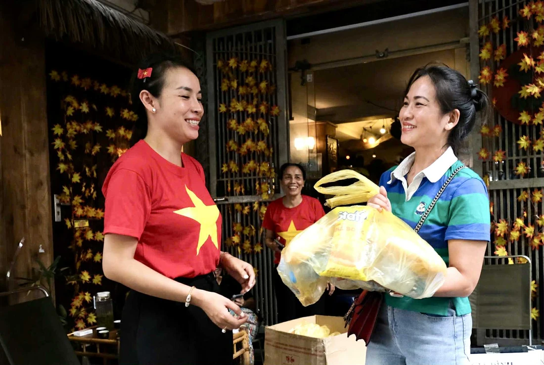 Ấm lòng khách thập phương: gia đình Hà Nội phát 1.000 chiếc bánh mì, mời nghỉ qua đêm chờ diễu binh - Ảnh 1. Quốc khánh - Ảnh 4.