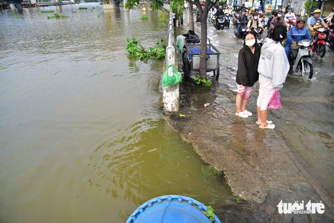 Triều cường dâng, người dân TP.HCM lại 'bì bõm' giờ tan tầm - Ảnh 6. triều cường - Ảnh 6.