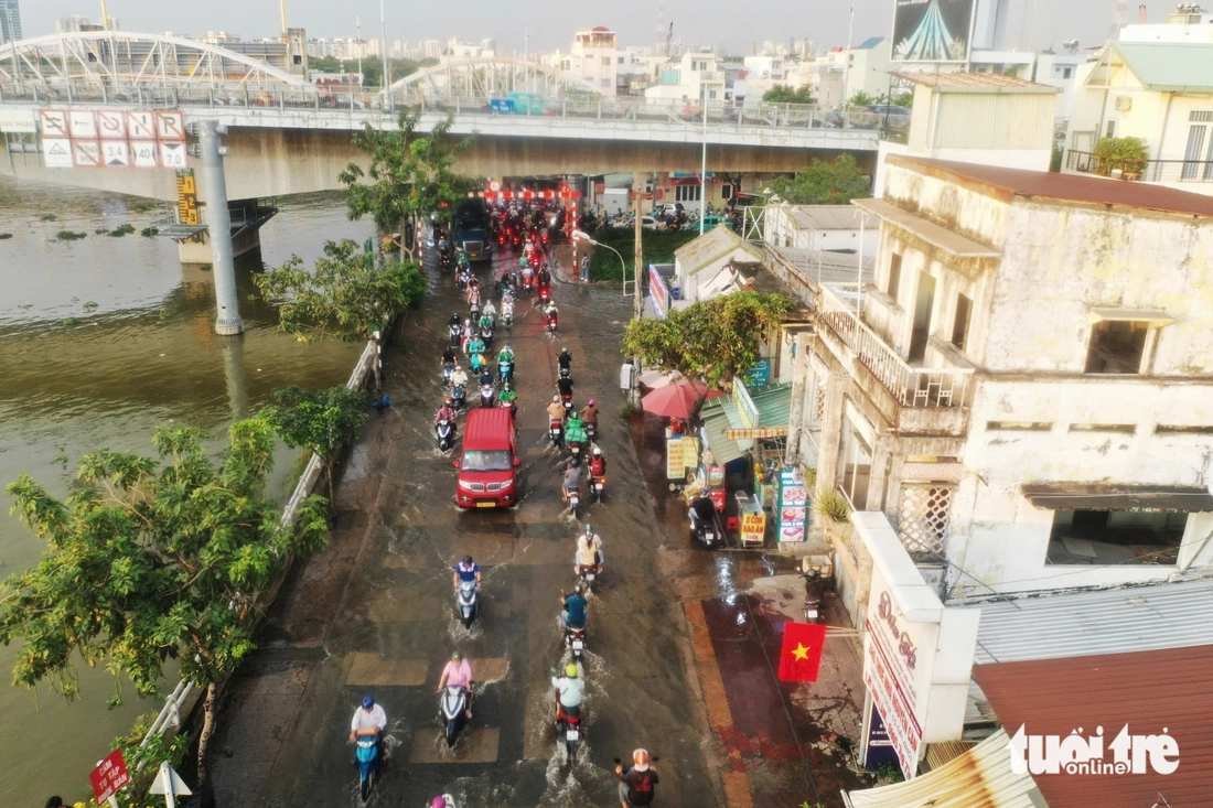 Triều cường dâng, người dân TP.HCM lại 'bì bõm' giờ tan tầm - Ảnh 7. Triều cường đạt đỉnh, người dân TP.HCM lại bì bõm giờ tan tầm - Ảnh 7.