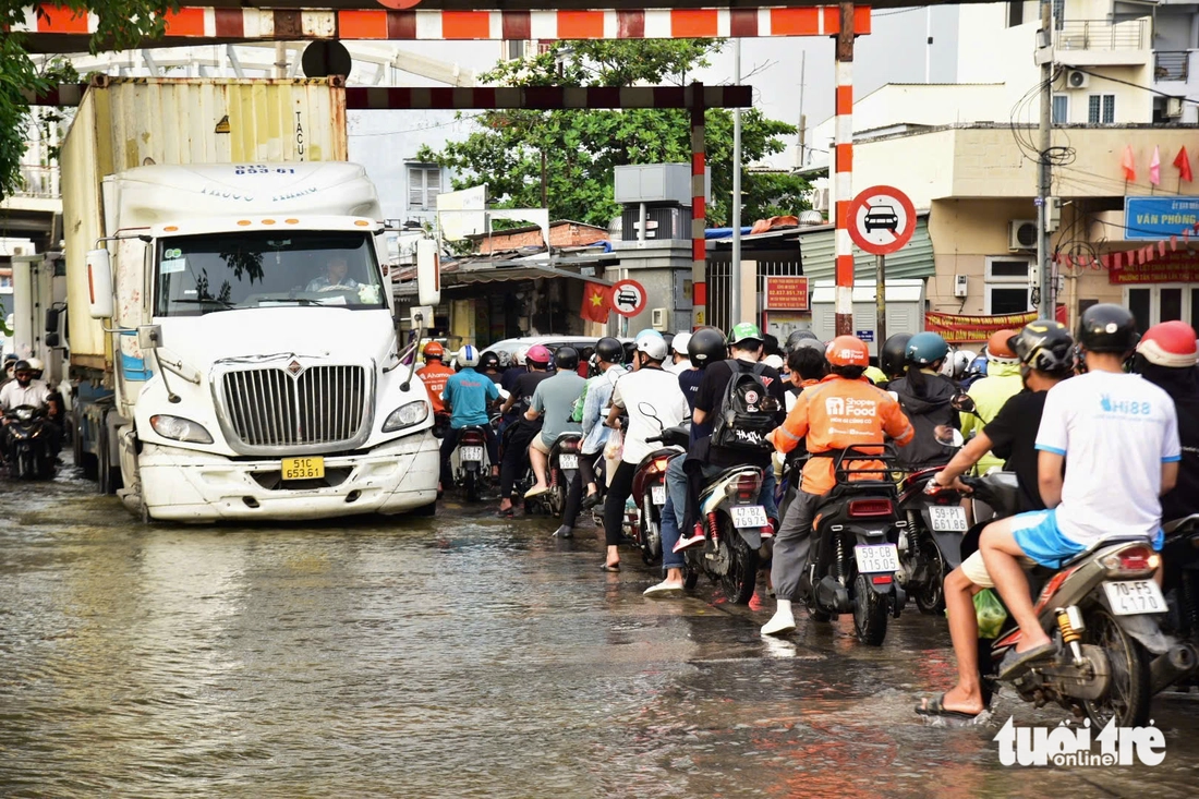 Triều cường đạt đỉnh, người dân TP.HCM lại bì bõm giờ tan tầm - Ảnh 5.