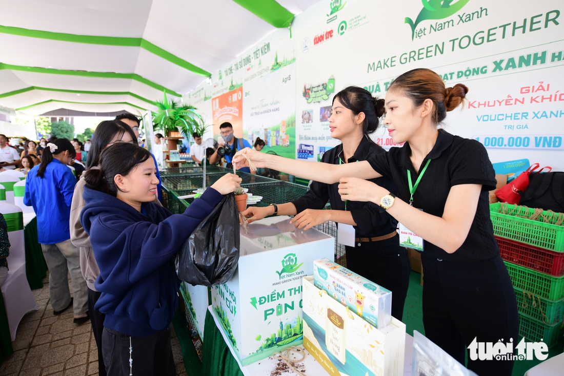 Du khách thích thú đổi rác lấy quà, tự lái xe điện tại Ngày Trải nghiệm xanh Khánh Hòa - Ảnh 2. Ngày trải nghiệm xanh - Ảnh 2.