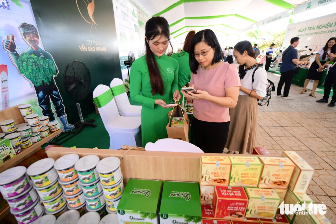 Du khách thích thú đổi rác lấy quà, tự lái xe điện tại Ngày Trải nghiệm xanh Khánh Hòa - Ảnh 6. Hơn 1.200 khách tới khám phá Ngày trải nghiệm xanh Khánh Hòa, đi xe điện, đổi rác lấy quà - Ảnh 6.