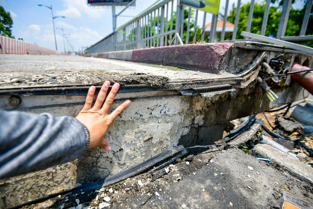 Xe máy vẫn chạy phà phà qua cầu khi 'thần đèn' hô biến nhịp cầu Bình Triệu 1 lên 25-30cm  - Ảnh 1.