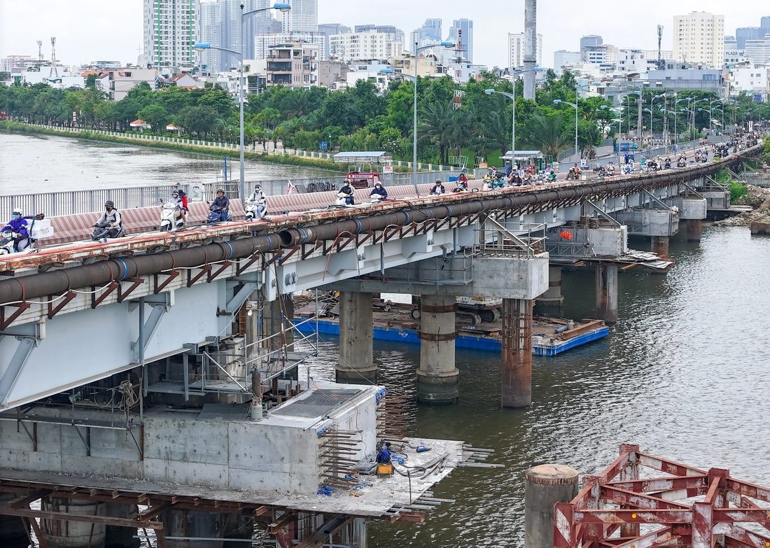 Xe máy vẫn chạy phà phà qua cầu khi 'thần đèn' hô biến nhịp cầu Bình Triệu 1 lên 25-30cm  - Ảnh 2.