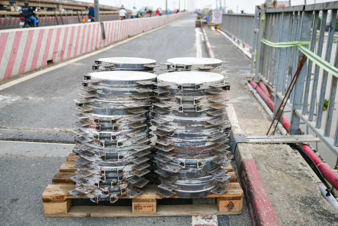 Xe máy vẫn chạy phà phà qua cầu khi 'thần đèn' hô biến nhịp cầu Bình Triệu 1 lên 25-30cm  - Ảnh 6.