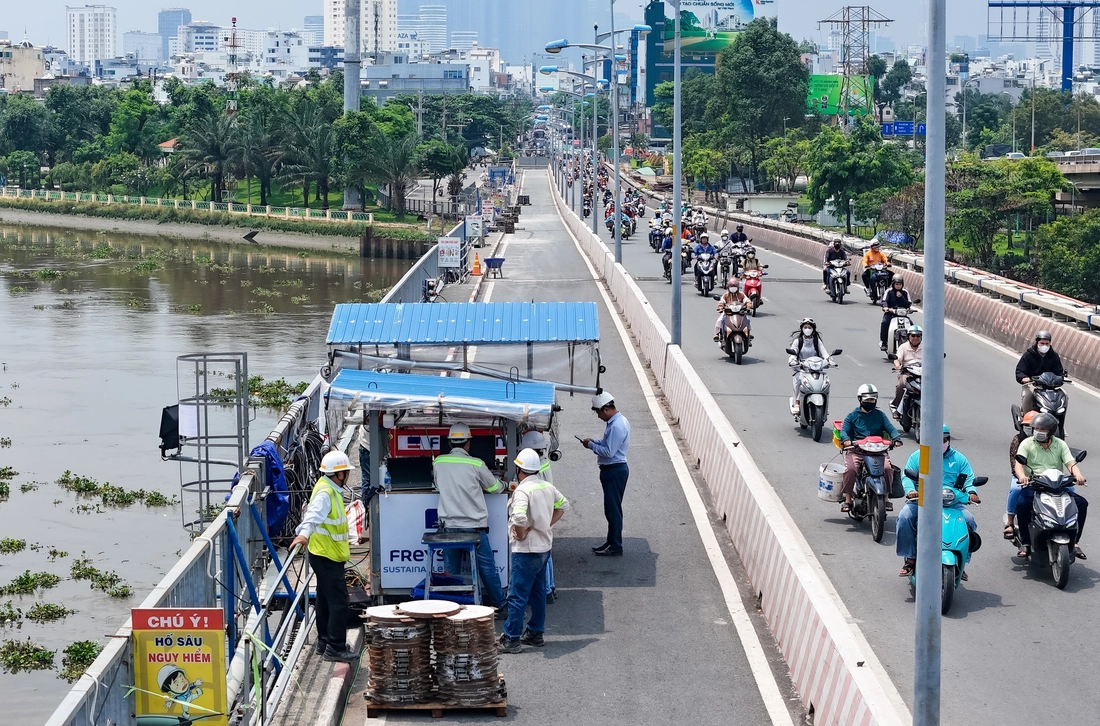 Xe máy vẫn chạy phà phà qua cầu khi 'thần đèn' hô biến nhịp cầu Bình Triệu 1 lên 25-30cm  - Ảnh 12.