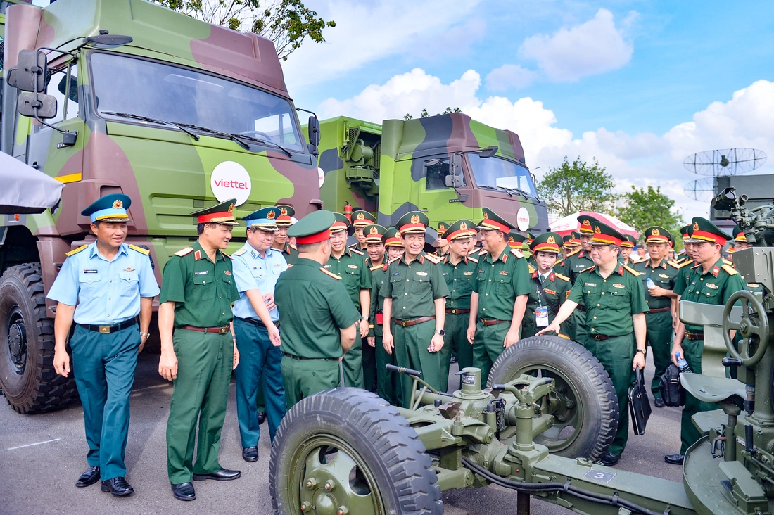 Đại tướng Phan Văn Giang kiểm tra khu trưng bày của Bộ Quốc phòng tại triển lãm thành tựu đất nước - Ảnh 5.