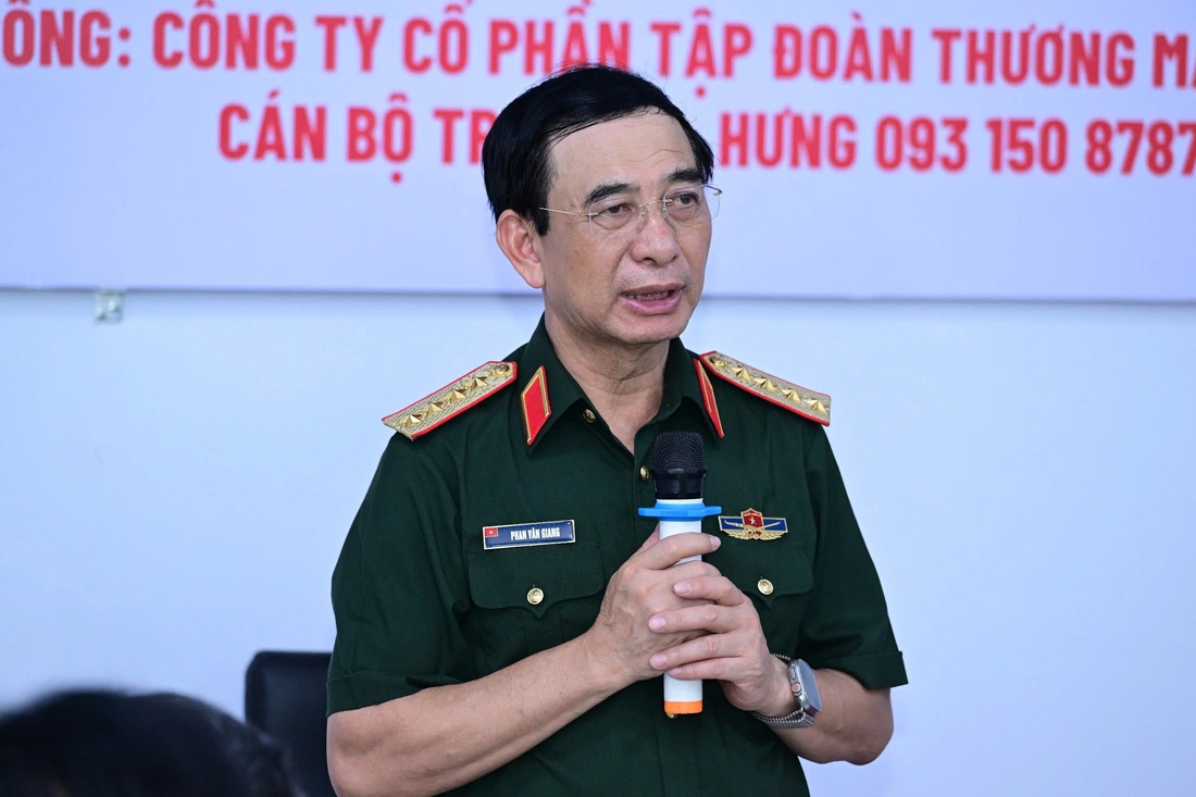 Đại tướng Phan Văn Giang kiểm tra khu trưng bày của Bộ Quốc phòng tại triển lãm thành tựu đất nước - Ảnh 6.