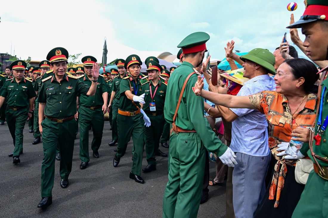 Đại tướng Phan Văn Giang kiểm tra khu trưng bày của Bộ Quốc phòng tại triển lãm thành tựu đất nước - Ảnh 3.