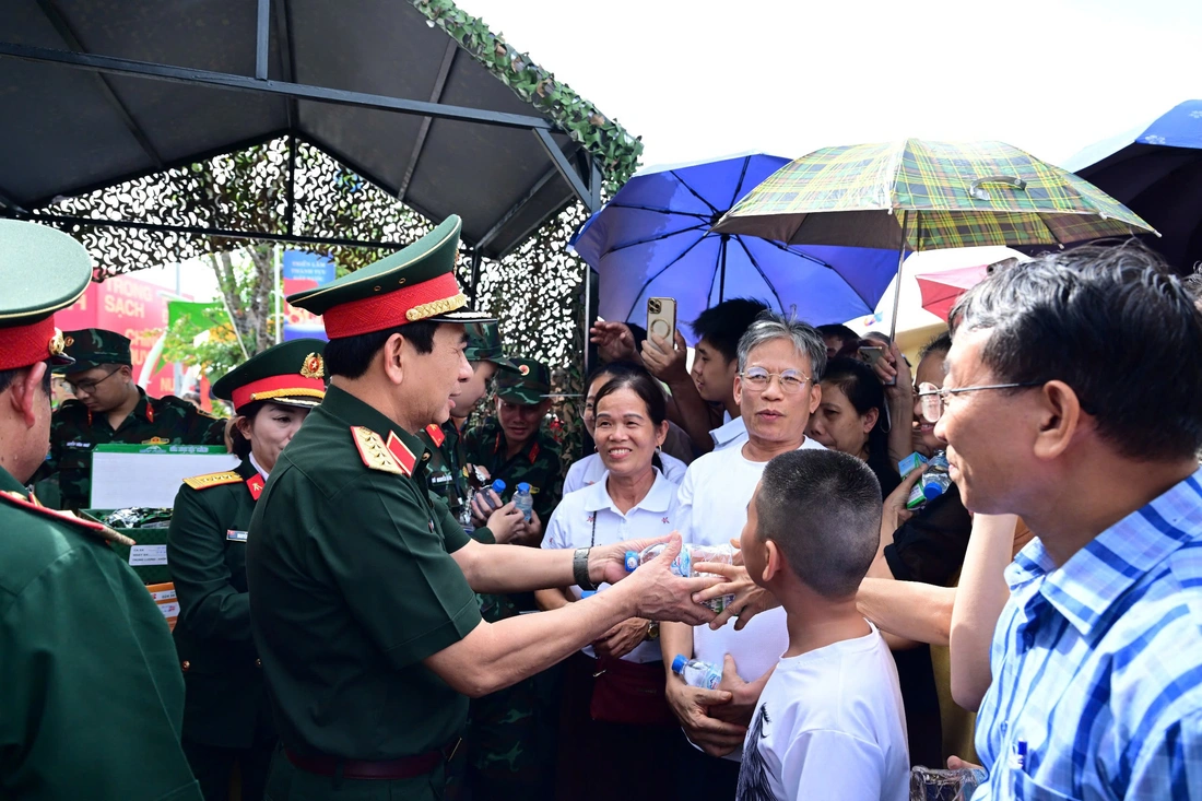 Đại tướng Phan Văn Giang kiểm tra khu trưng bày của Bộ Quốc phòng tại triển lãm thành tựu đất nước - Ảnh 3.