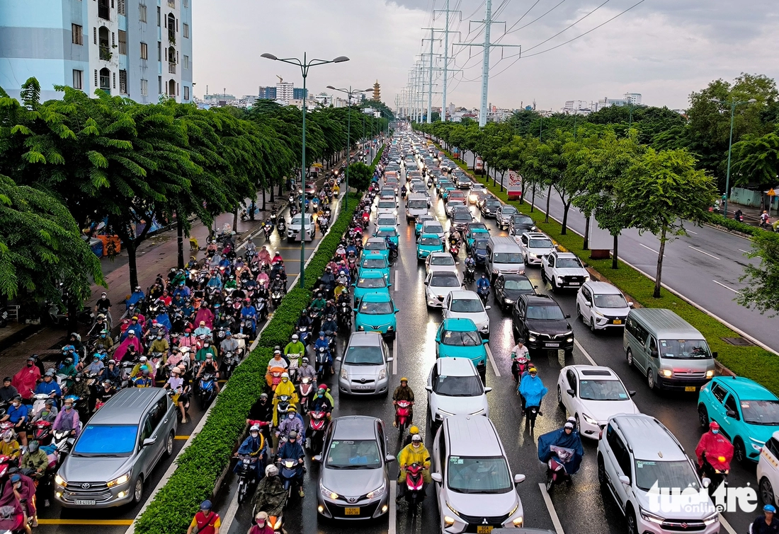 Cầu Bình Lợi ‘nghẹt thở’ trong biển xe chiều cuối tuần - Ảnh 1.