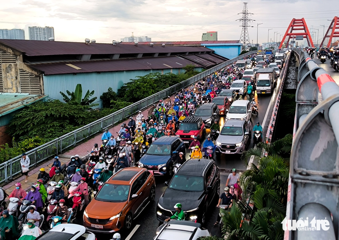 Cầu Bình Lợi ‘nghẹt thở’ trong biển xe chiều cuối tuần - Ảnh 7.