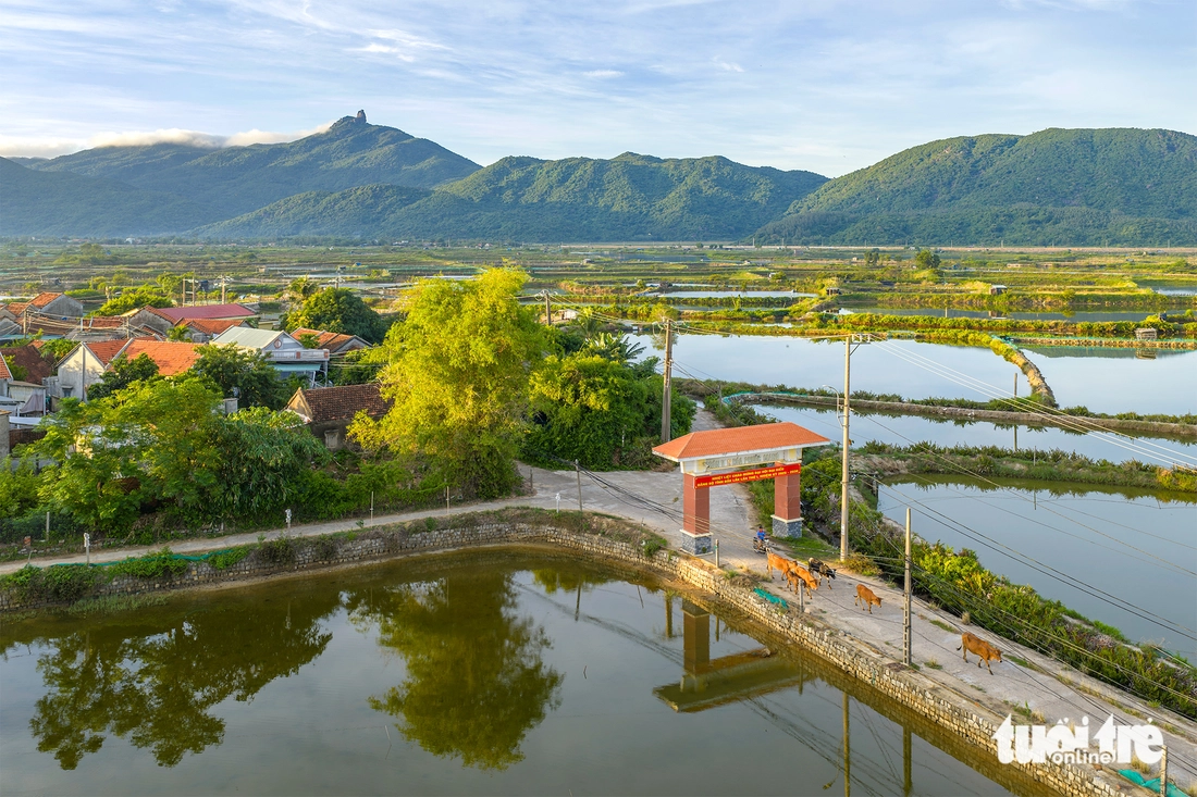 Ngôi làng độc đáo như 'ốc đảo' ngủ quên - Ảnh 2.
