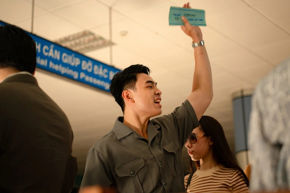 Con trai 21 tuổi của Thái Hòa đóng 'Tử chiến trên không': Hổ phụ có sinh hổ tử? - Ảnh 3.