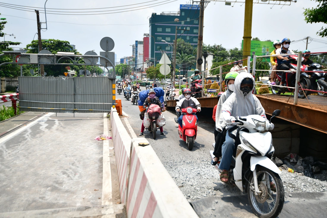 106 kích thủy lực đã nâng cầu Bình Triệu 1 nặng 11.000 tấn lên nửa mét - Ảnh 2.
