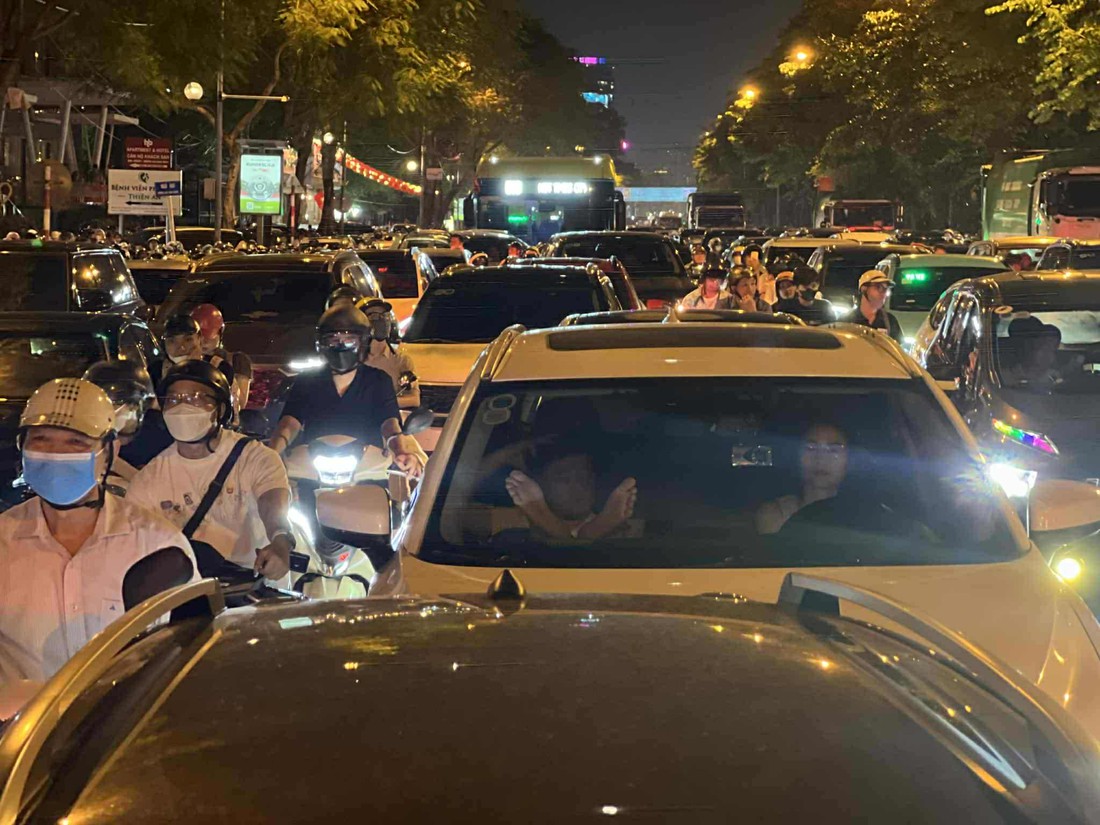 Hà Nội tắc đường sau màn bắn pháo hoa mừng Quốc khánh 2-9 - Ảnh 5.