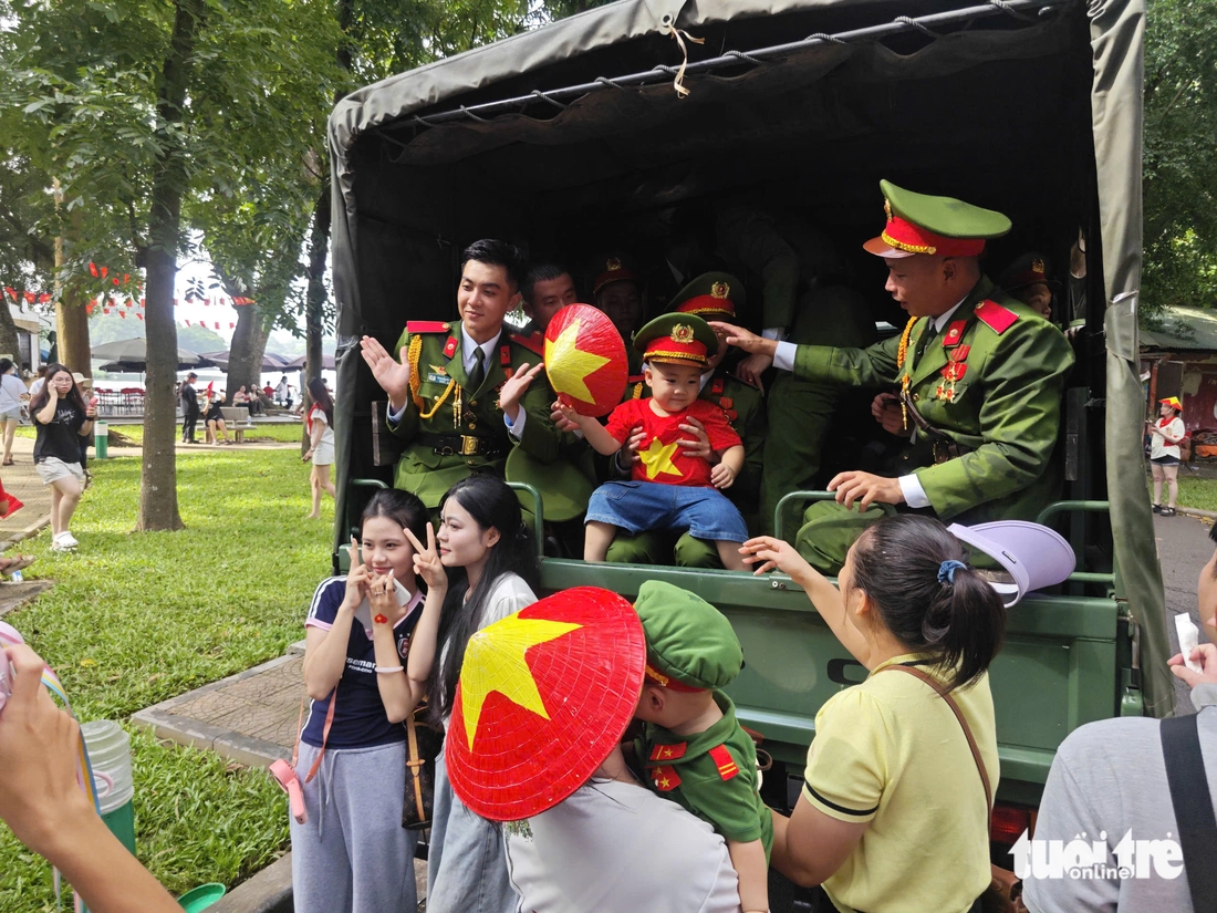Các khối diễu binh, diễu hành đi trong tiếng hò reo của nhân dân - Ảnh 7. diễu binh - Ảnh 17.