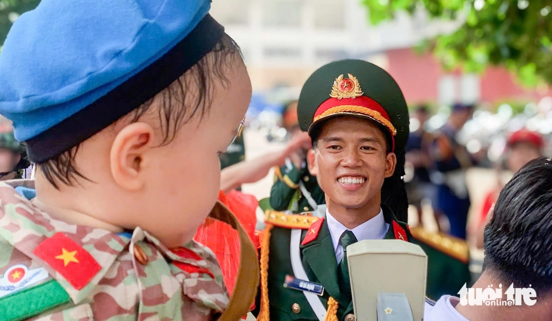 Các khối diễu binh, diễu hành đi trong tiếng hò reo của nhân dân - Ảnh 2. diễu binh - Ảnh 6.