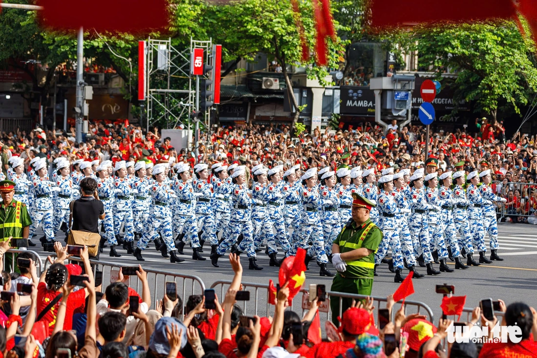 Các khối diễu binh, diễu hành đi trong tiếng hò reo của nhân dân - Ảnh 4. diễu binh - Ảnh 4.