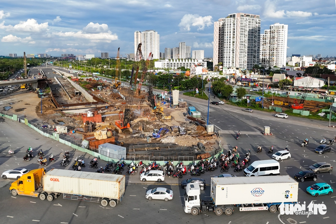 Xe trở lại TP.HCM sau lễ 2-9: Cao tốc đông đúc, cửa ngõ vẫn ổn - Ảnh 1.