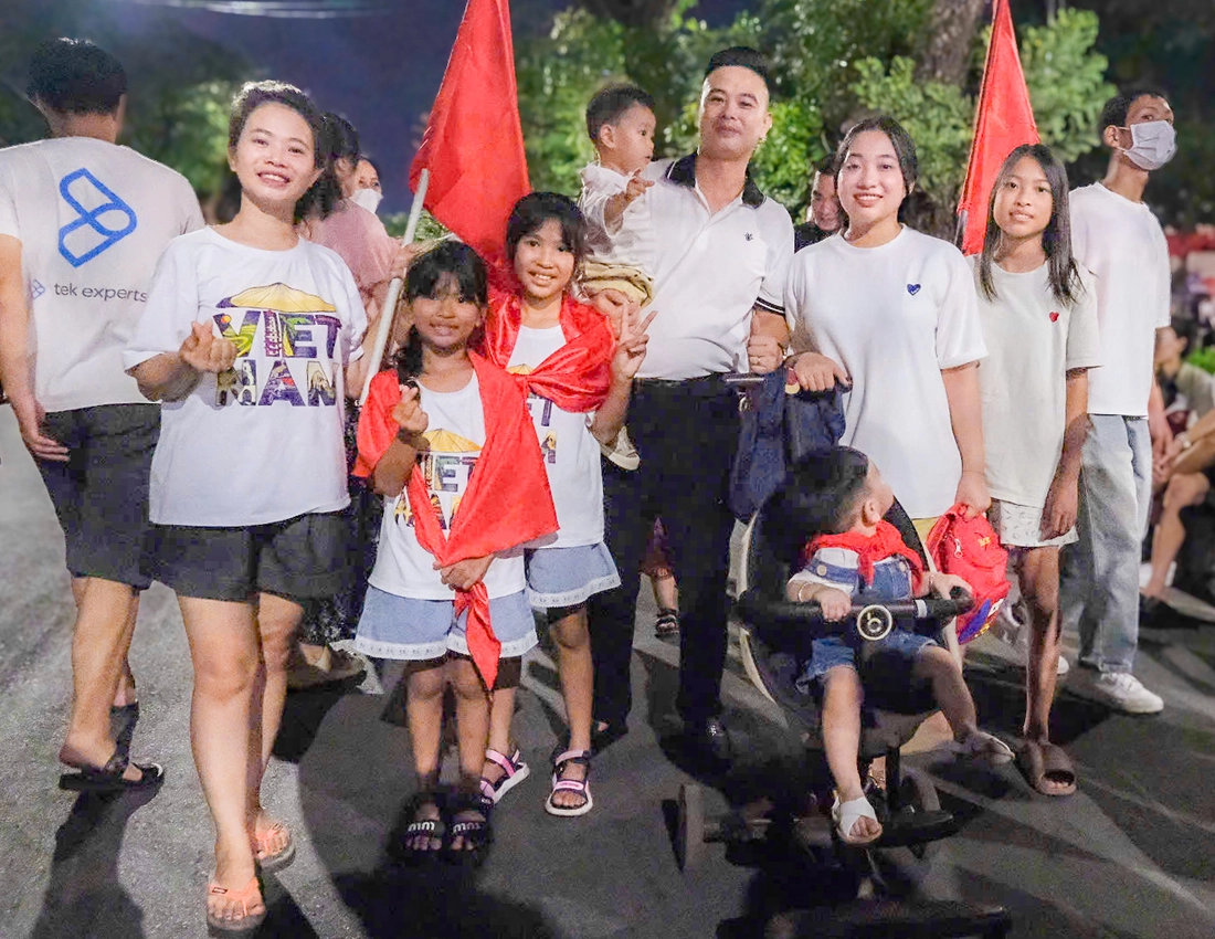 Biển người đổ về trung tâm Hà Nội ngắm pháo hoa mừng Tết độc lập - Ảnh 4. Hà Nội tắc đường sau màn bắn pháo hoa mừng Quốc khánh 2-9 - Ảnh 6.