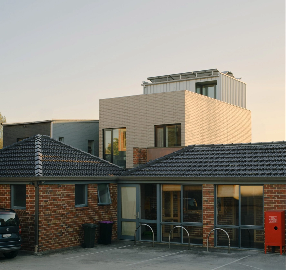 Cuộc sống riêng tư nơi thành thị với ngôi nhà nhỏ gọn ở Melbourne - Ảnh 3.