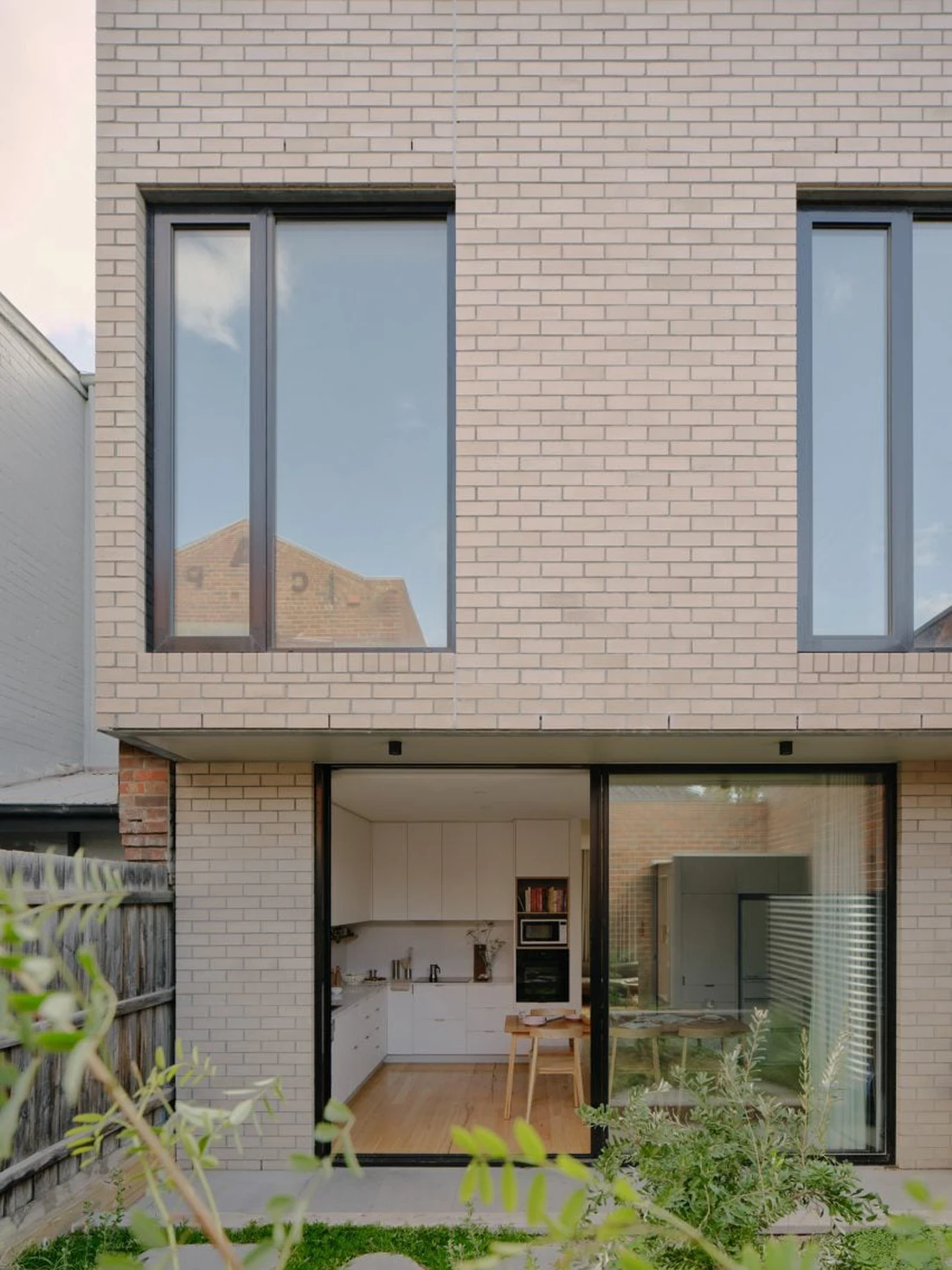 Cuộc sống riêng tư nơi thành thị với ngôi nhà nhỏ gọn ở Melbourne - Ảnh 4.