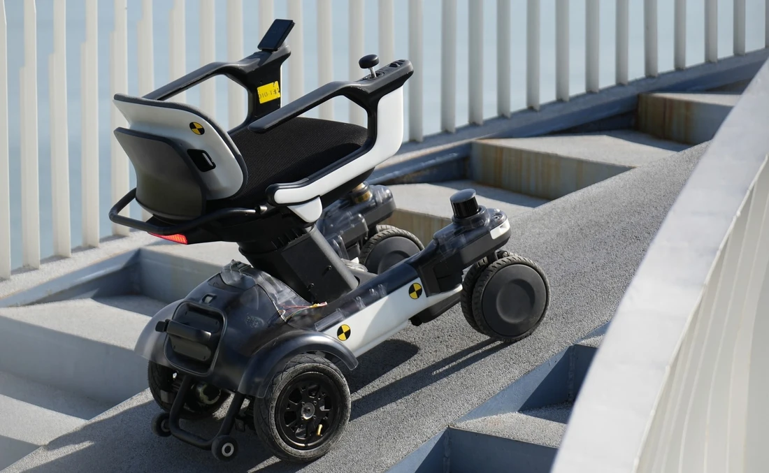Nhìn như ghế song lại là xe scooter điện: Trang bị xịn như ô tô, 4 động cơ - Ảnh 8.