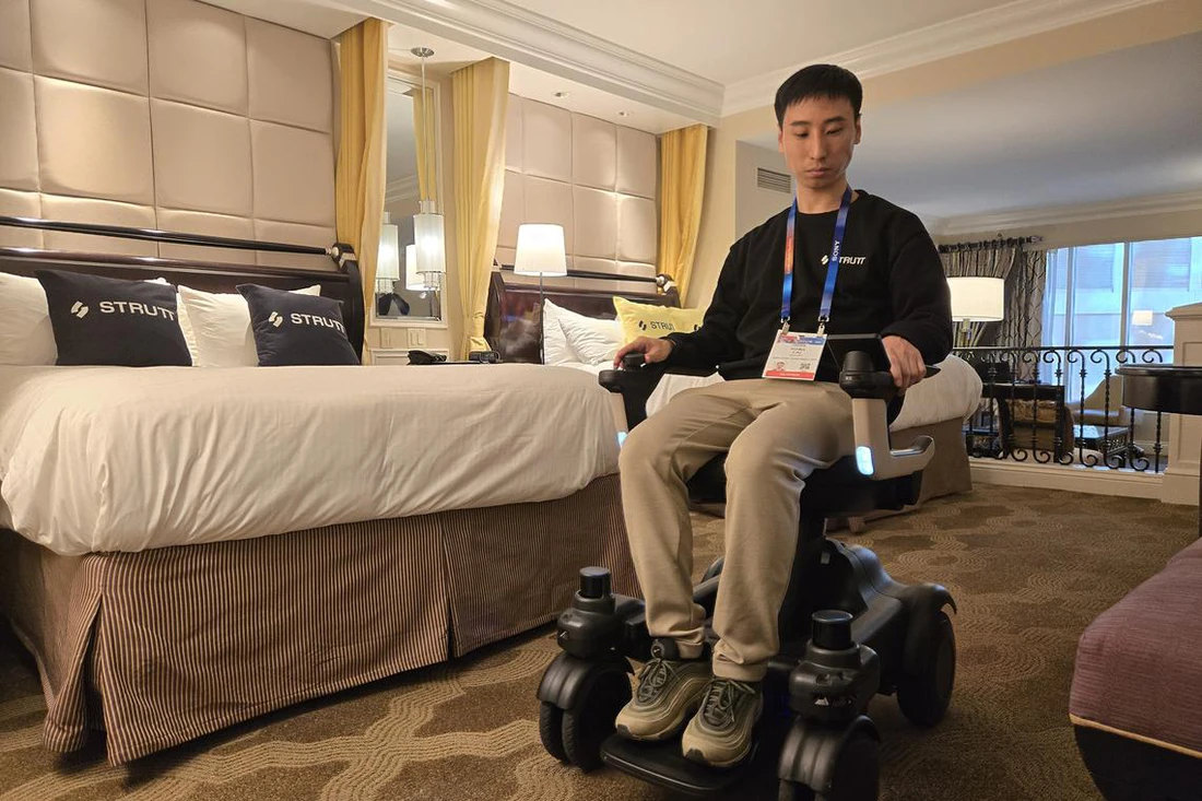 Nhìn như ghế song lại là xe scooter điện: Trang bị xịn như ô tô, 4 động cơ - Ảnh 2.