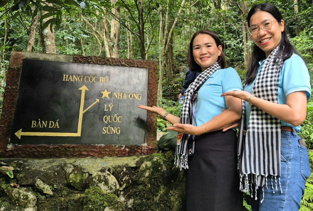 Trí thức TP.HCM dâng hương tại đền thờ Bác Hồ ở Pác Bó - Ảnh 7.