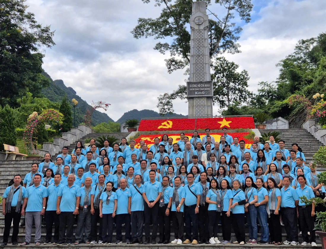 Trí thức TP.HCM dâng hương tại đền thờ Bác Hồ ở Pác Bó - Ảnh 4.