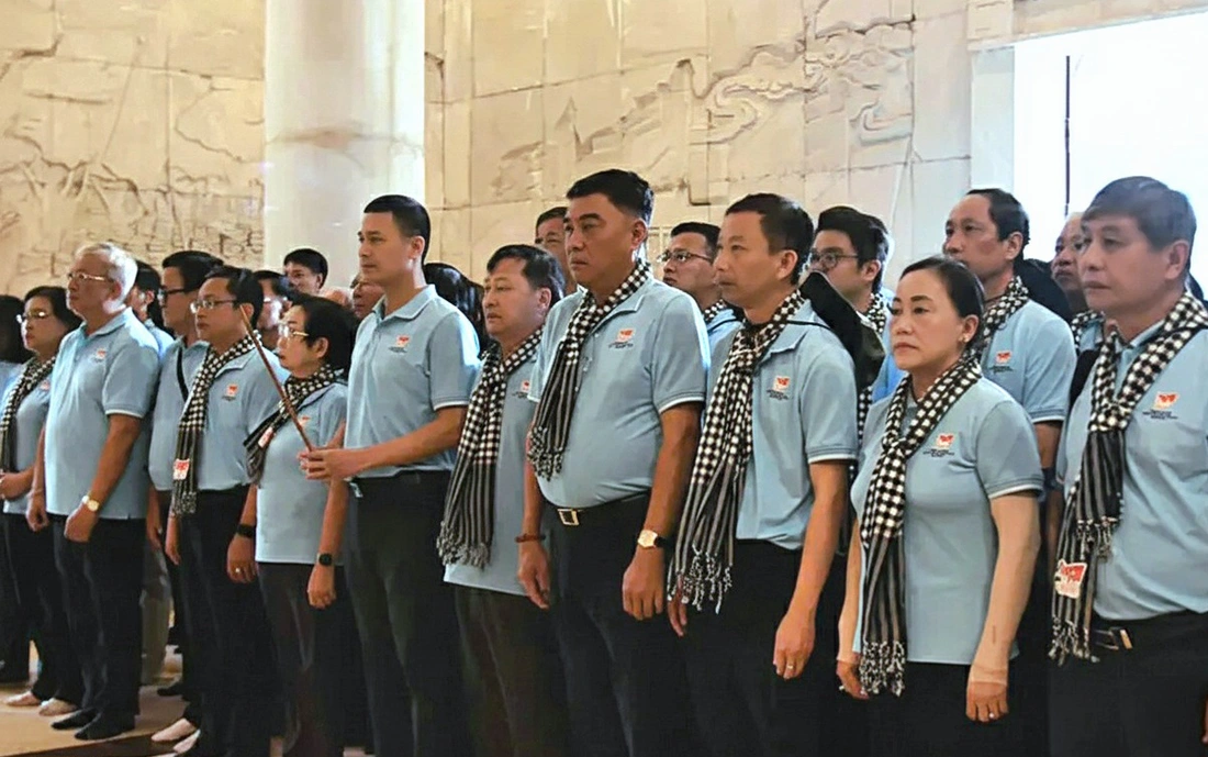 Trí thức TP.HCM dâng hương tại đền thờ Bác Hồ ở Pác Bó - Ảnh 1.