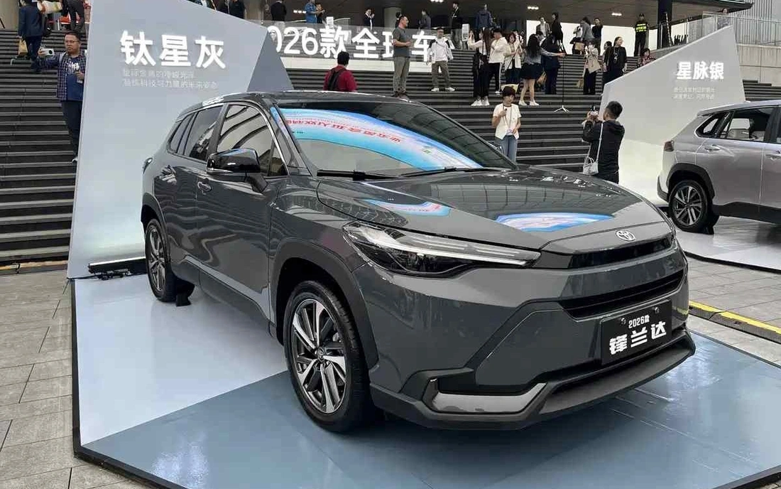 Toyota Corolla Cross 2026 có bản lạ: Thiết kế như xe điện,  động cơ mạnh hơn bản Việt - Ảnh 1.