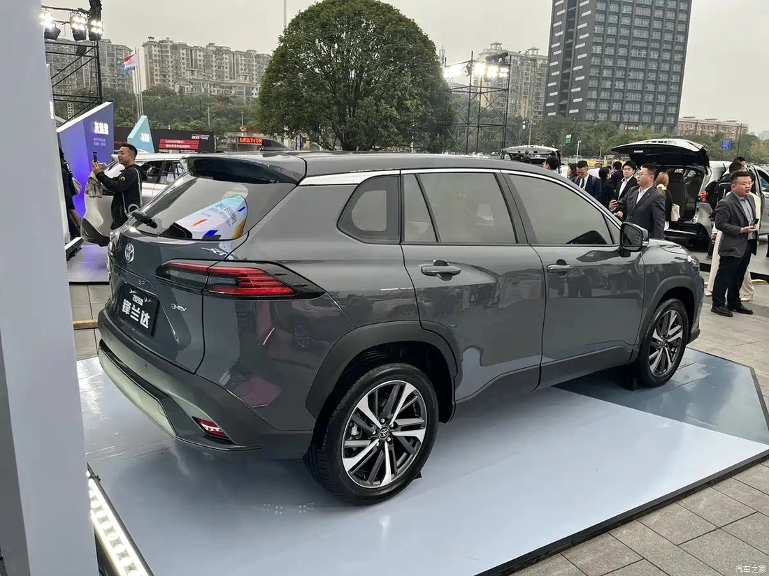 Toyota Corolla Cross 2026 có bản lạ: Thiết kế như xe điện,  động cơ mạnh hơn bản Việt - Ảnh 12.