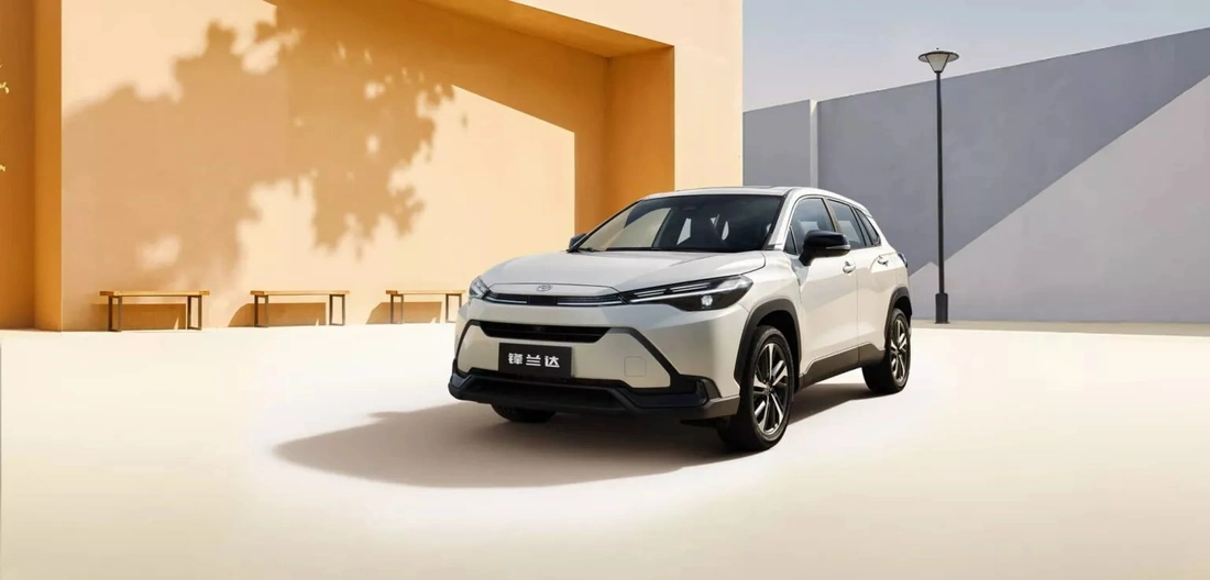 Toyota Corolla Cross 2026 có bản lạ: Thiết kế như xe điện,  động cơ mạnh hơn bản Việt - Ảnh 3.
