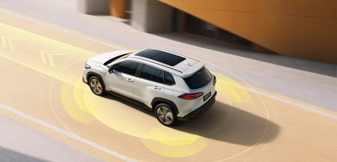 Toyota Corolla Cross 2026 có bản lạ: Thiết kế như xe điện,  động cơ mạnh hơn bản Việt - Ảnh 11.